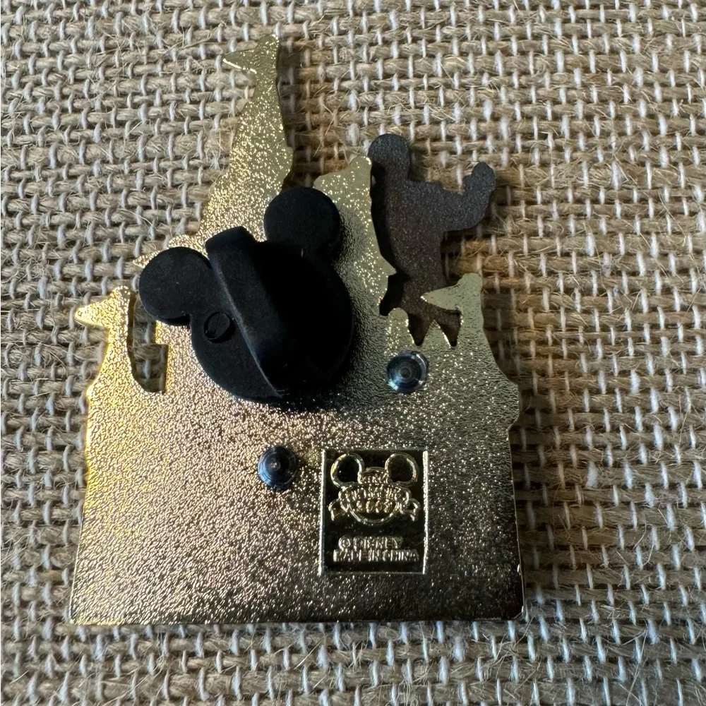 DISNEY‎ Walt and Mickey Partners Cinderella Castle Pin, 2002